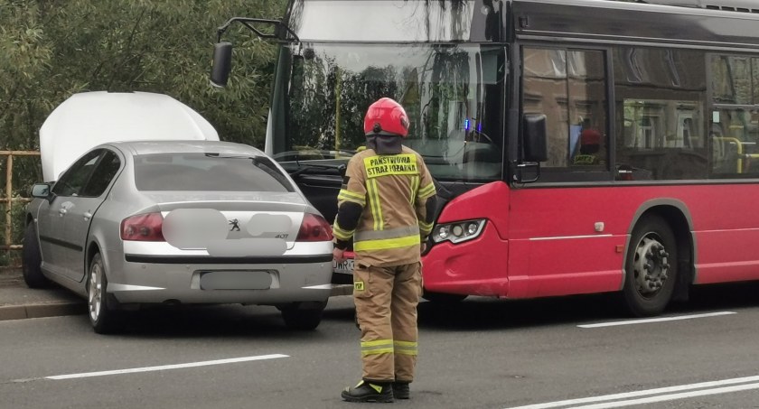 Zderzenie osobówki z autobusem MZK w Cieplicach