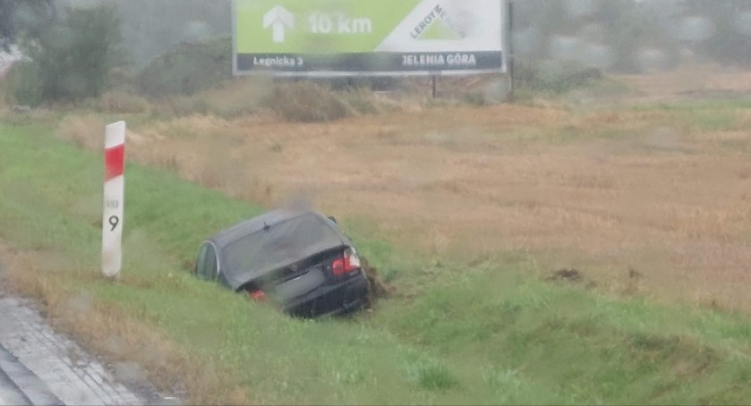 Nie opanował pojazdu i wpadł do rowu