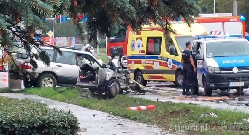 Uciekając przed policją z impetem wjechał w samochód. Zobacz nagrania