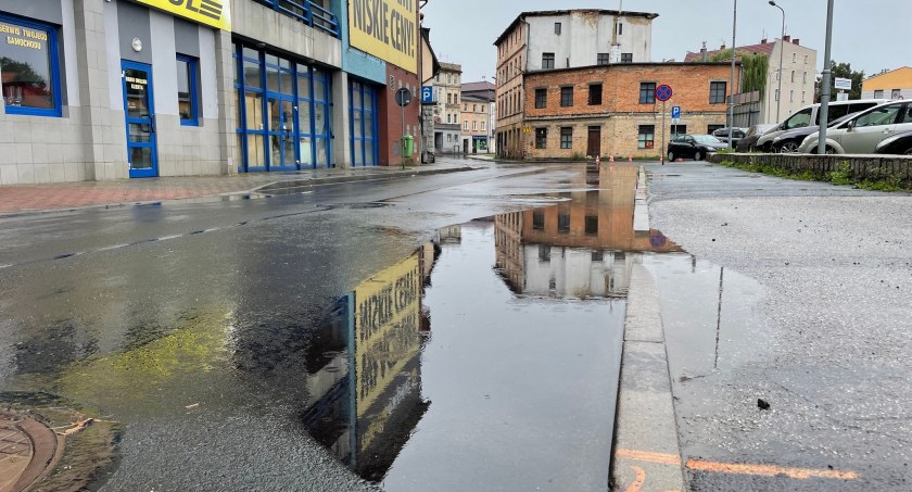 Jelenia Góra : Na nowo wyremontowanej ulicy zalega woda