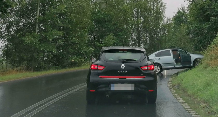 Ślisko na drogach! Spore szczęście kierującej Skodą.