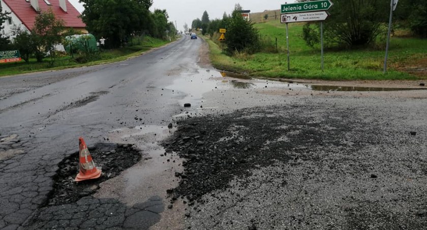 Ogromna dziura w drodze. Słaba wizytówka regionu
