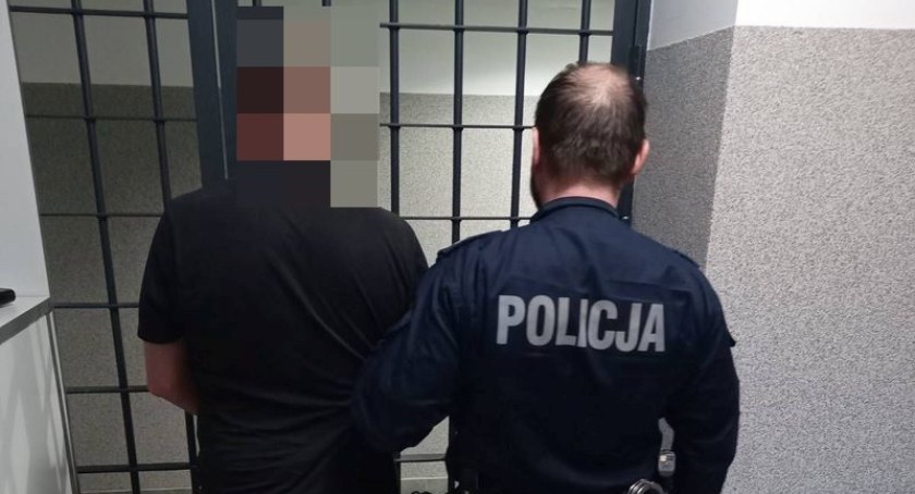 Rozbój w mieszkaniu. Napastnik za popełniony czyn odpowie przed sądem