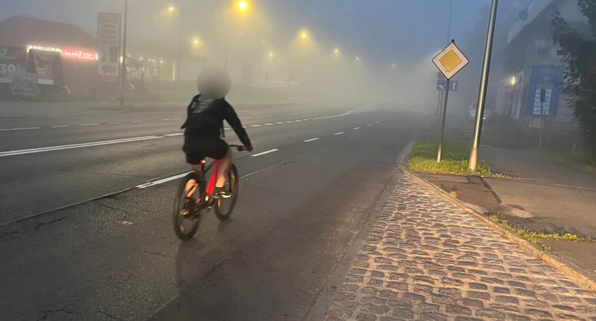 Jelenia Góra : Rowerzysta bez świateł w nocy