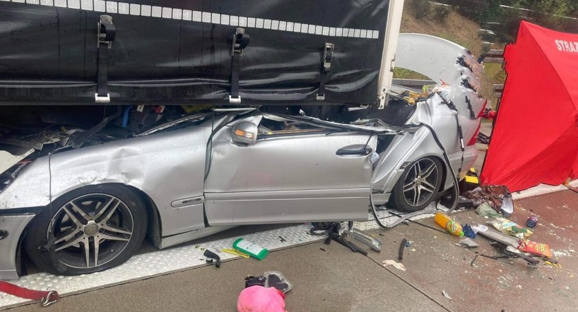 Tragedia na autostradzie A4. Rodzina jadąca w kierunku Niemiec wbiła się pod naczepę