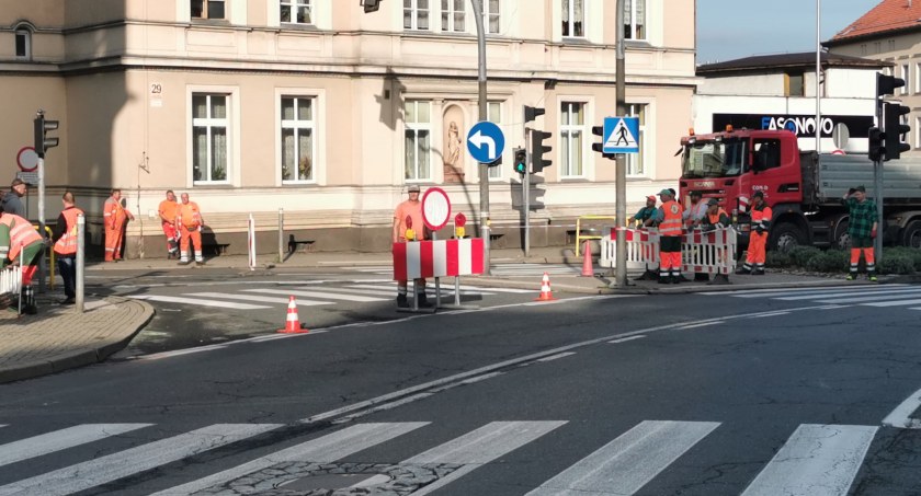 Rozpoczął się remont ulicy. Utrudnienia w centrum Jeleniej Góry