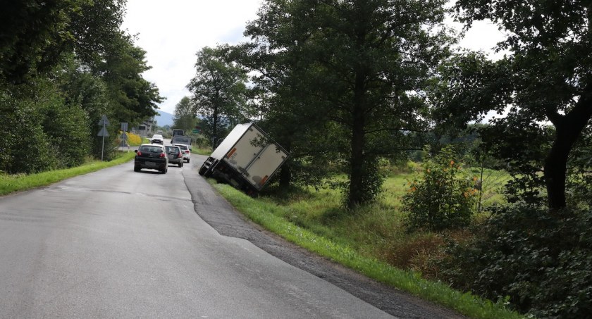 Ciężarówka w rowie na drodze pomiędzy Podgórzynem a Miłkowem