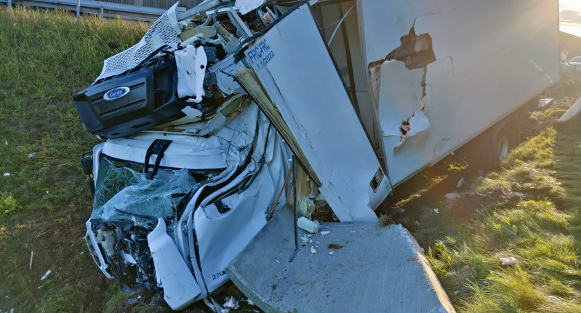 Wypadł z jezdni ciężarówką. Trafił do szpitala z licznymi złamaniami