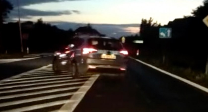 Policjanci przyłapani przez czytelnika na łamaniu przepisów ruchu drogowego. Nagranie