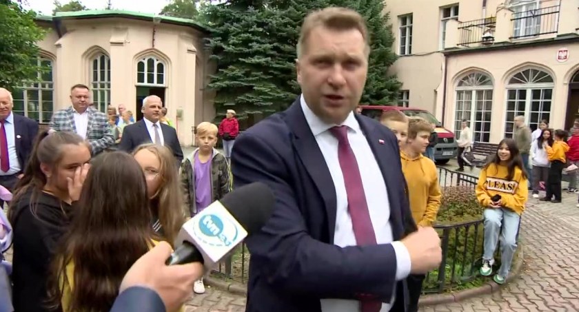 Minister Czarnek wygwizdany w Mysłakowicach