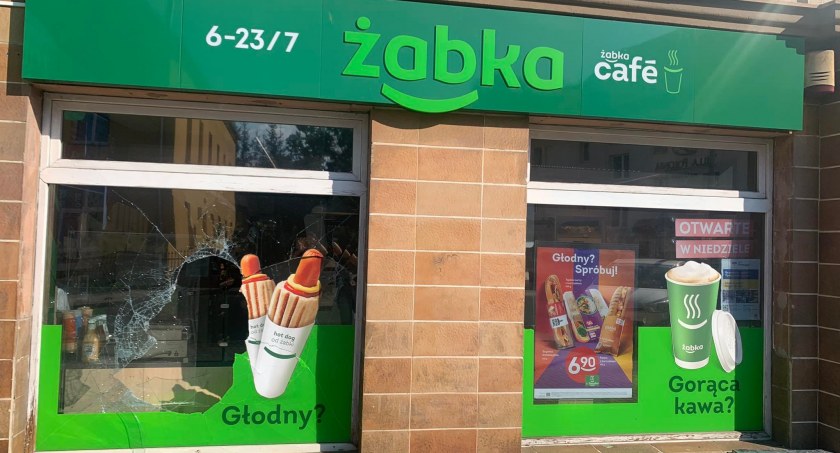 Jelenia Góra - Nocne włamanie do Żabki przy ulicy Cieplickiej