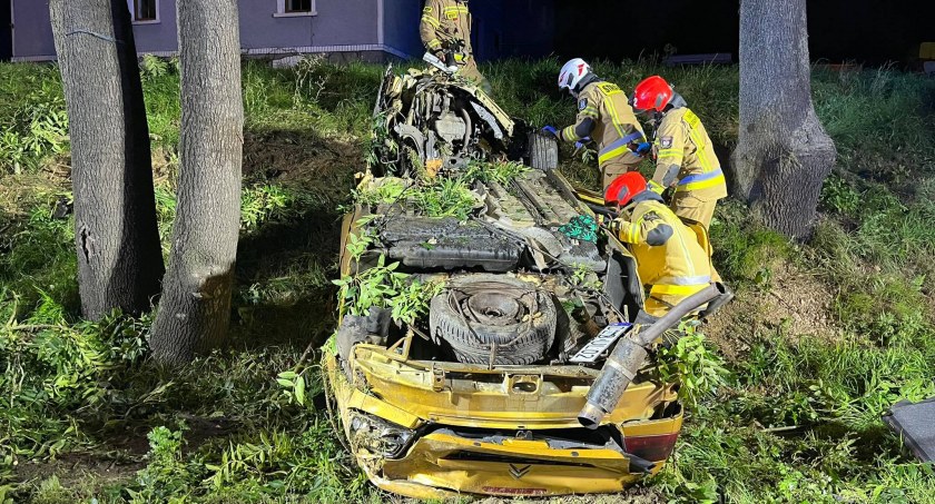 Koszmarny wypadek w Kaczorowie. Auto doszczętnie rozbite po uderzeniu w drzewo. Dwie osoby poważnie ranne.