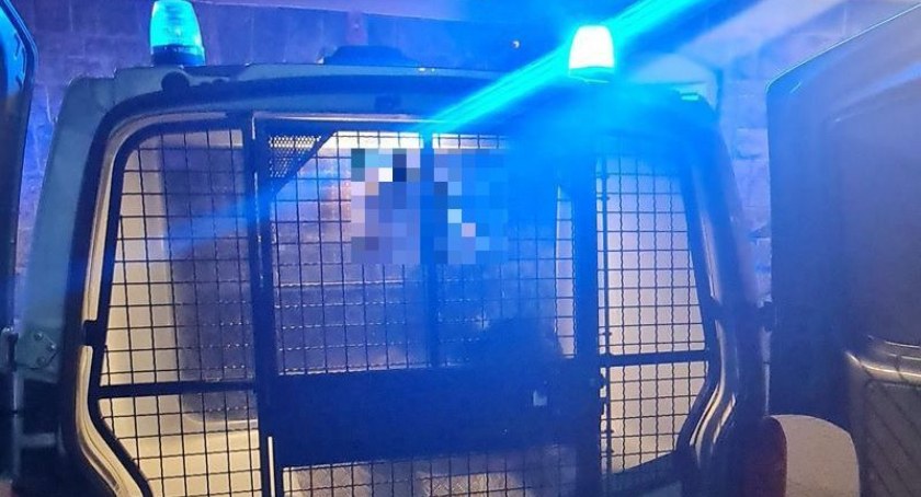 Chowa się przed zamknięciem, a gdy wszyscy wyjdą pod osłoną nocy kradnie