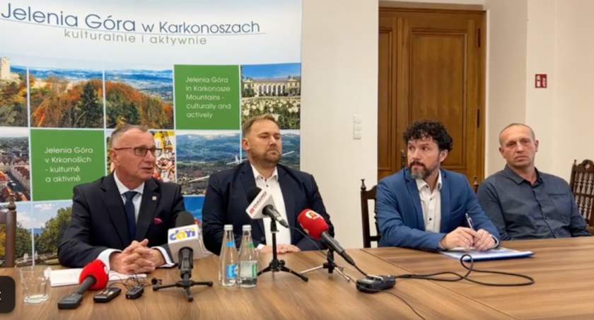 Podpisano umowę na budowę lodowiska w Jeleniej Górze