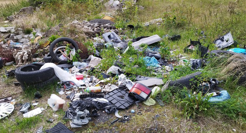 Dzikie wysypisko na Rozdrożu Izerskim