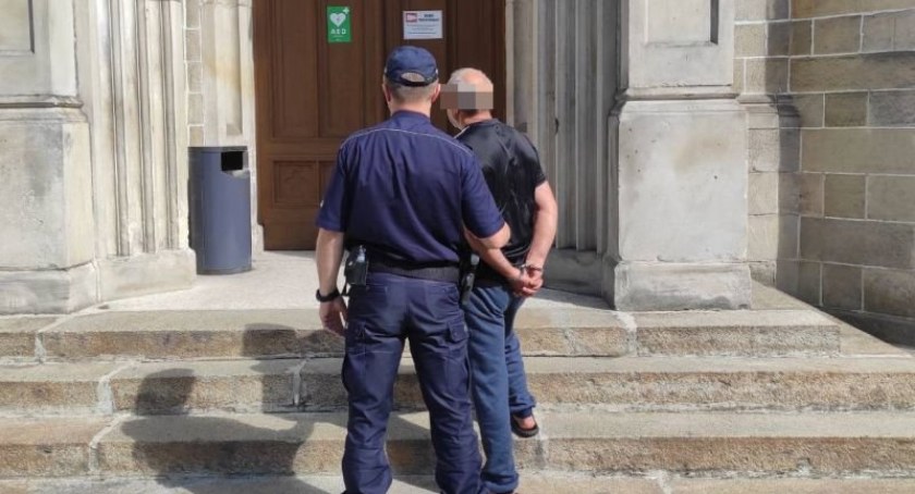 Obywatelskie zatrzymanie pijanego Ukraińca. Spowodował kolizję na stacji paliw
