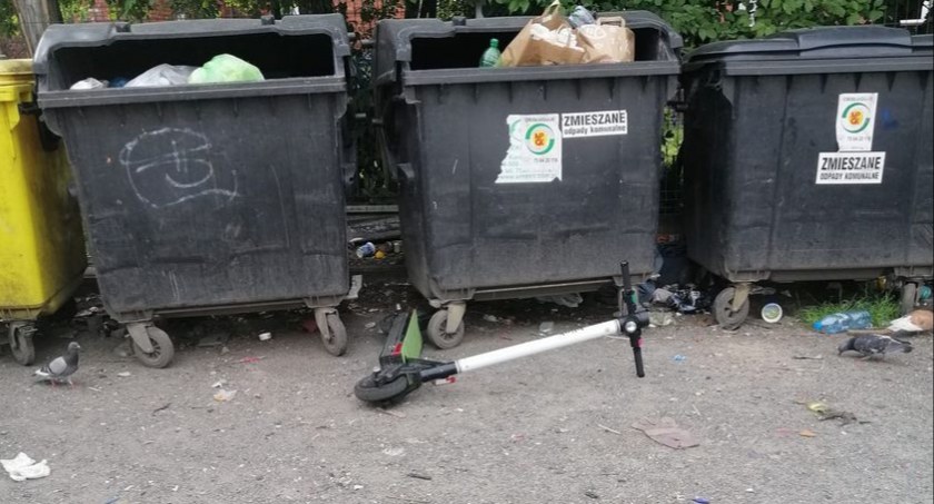 Hulajnogi w śmietnikach, krzakach, na drzewach i w rzece