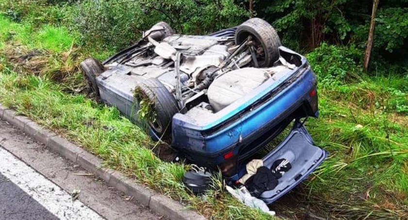 Dachowanie na DK30. Na miejscu straż i policja