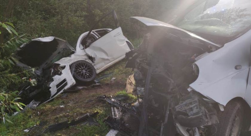 Golfem zderzył się czołowo z busem. Jedna osoba w szpitalu