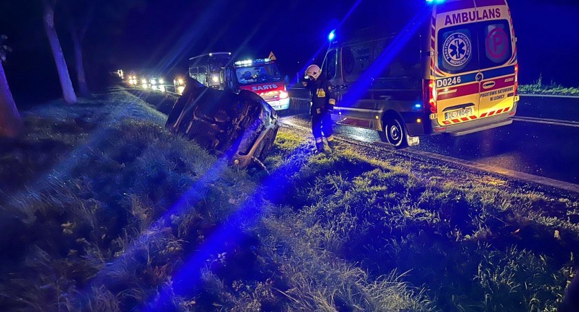 Porzucony po dachowaniu samochód na DK3