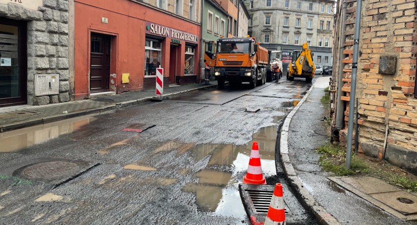 Wymienili nawierzchnię na ulicy Pijarskiej - już częściowo ją zrywają