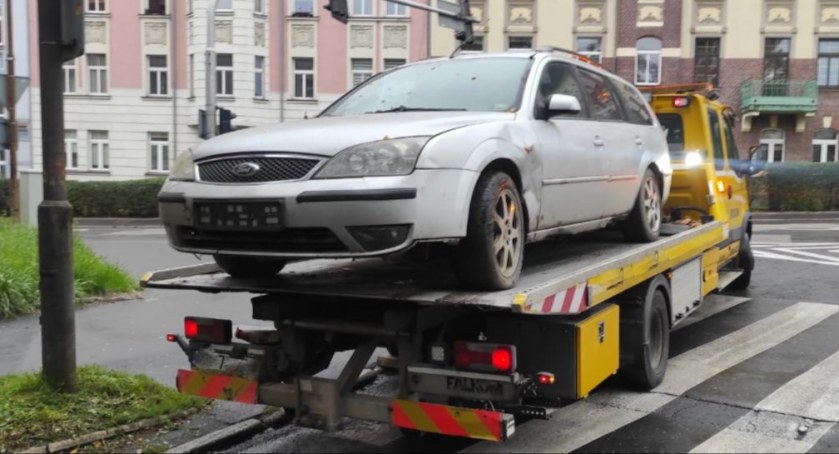 Usuwają wraki z jeleniogórskich ulic i parkingów