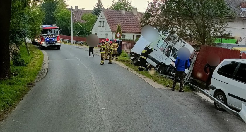 Piechowice: Busem przez rów i w płot