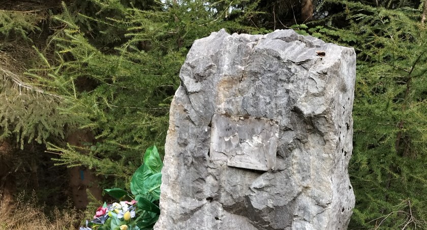 Zniszczony kamień pamięci zmarłego tragicznie leśnika