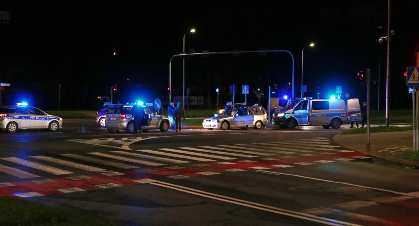 Nocny pościg ulicami Jeleniej Góry za srebrnym BMW