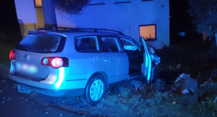 Pijany obcokrajowiec wjechał w słup. Miał ponad 2 promile