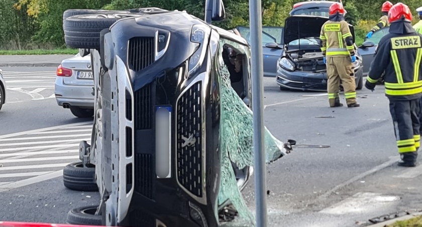 Jelenia Góra: Poważne zderzenie dwóch pojazdów na zabobrzu