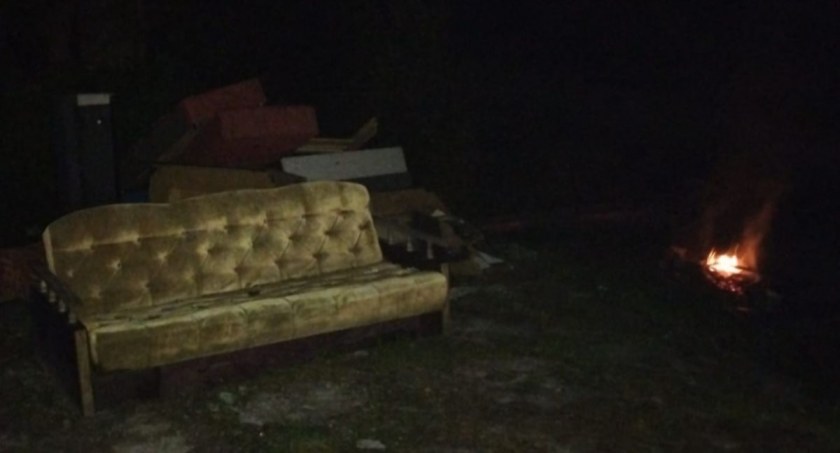 Jelenia Góra : Rozpalił ognisko i spalał w nim stare meble