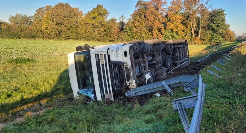 Autostrada A4: Ponad 20-tonowa ciężarówka leży na boku