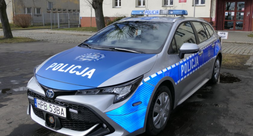 Zatrzymany do kontroli młody męzczyzna miał sporo na sumieniu. Usłyszał 8 zarzutów.
