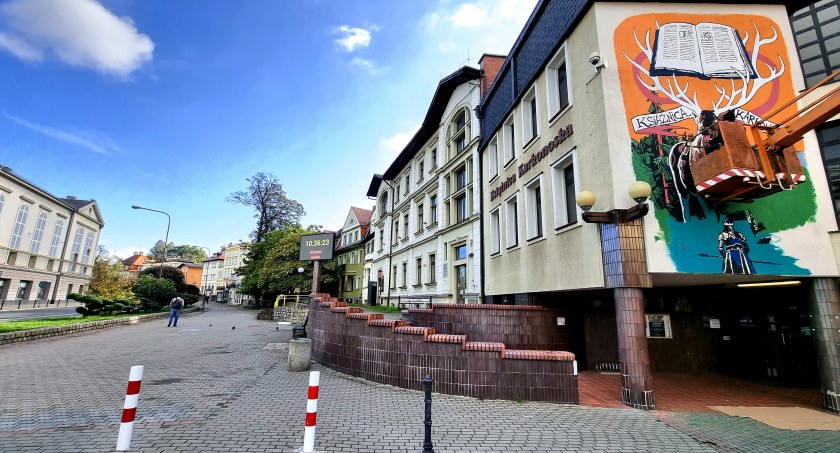 Nowy mural na budynku Książnicy Karkonoskiej