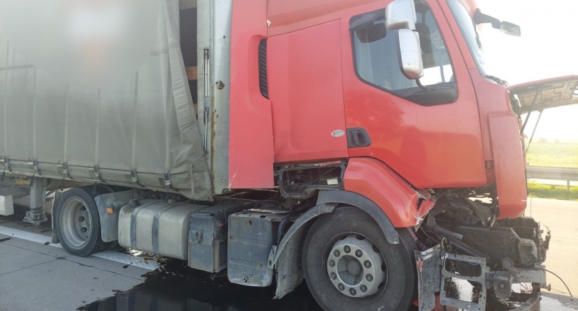 Zderzenie dwóch ciężarowych i busa. Utrudnienia na A4