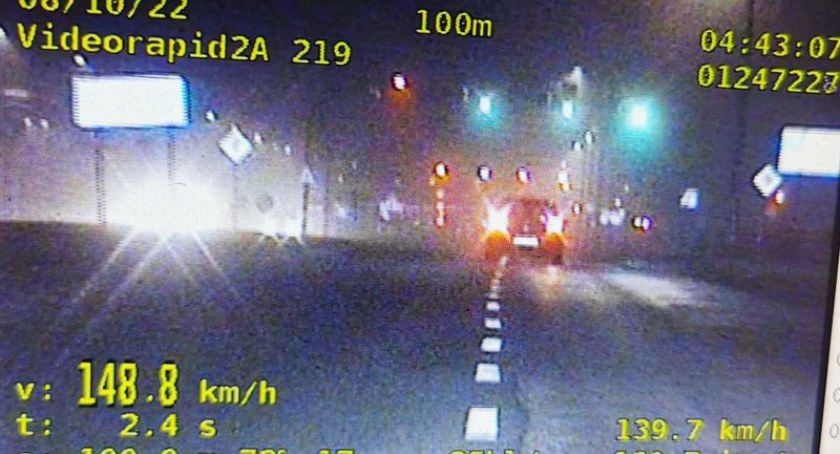Przekroczyła prędkość, uciekała przed policjantami i na koniec, aby uniknąć zatrzymania schowała się w krzakach