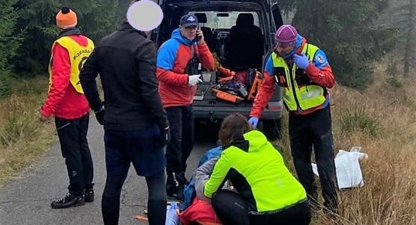Dramatyczna akcja ratunkowa w Górach Izerskich. Rowerzysta doznał zawału serca.