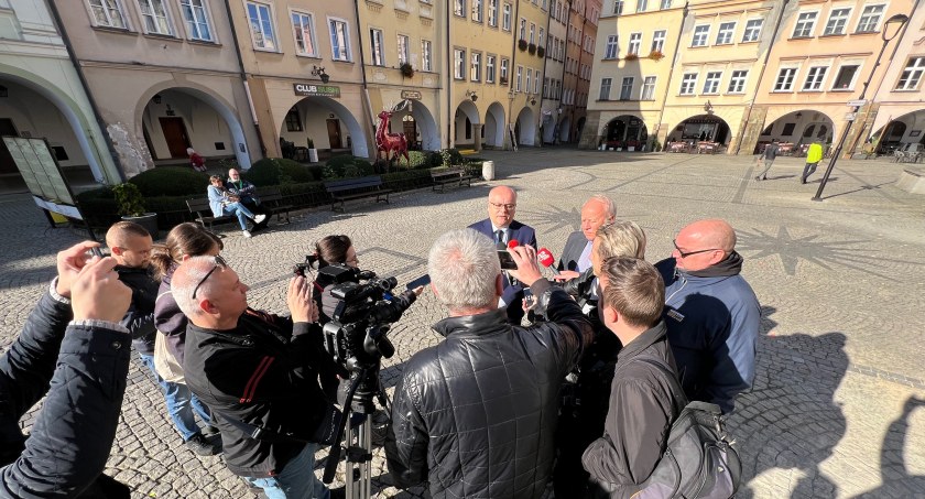 Absurdy i kontrowersje o dodatkowych środkach dla miasta