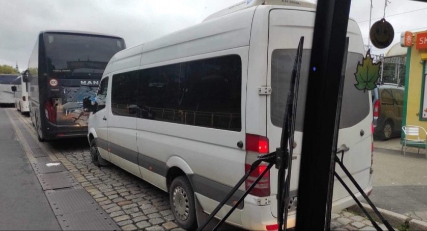 Zastawianie zatoczek autobusowych - kierowcy nie odpuszczają