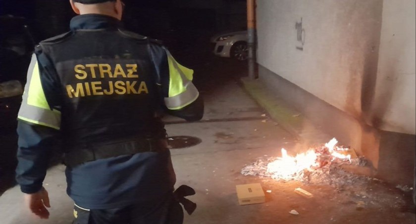 Rozpalił ognisko w centrum miasta, bo było mu zimno