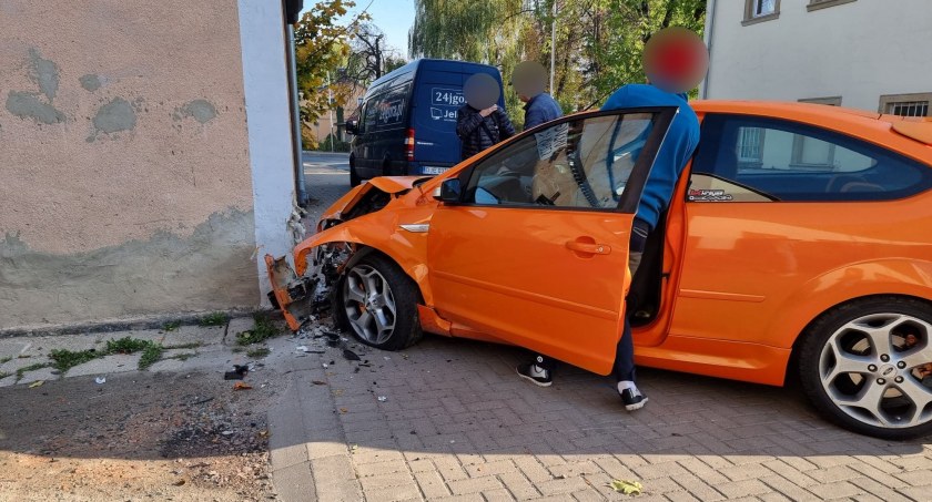 Sobieszów: Fordem wjechał w budynek - chciał uniknąć kolizji