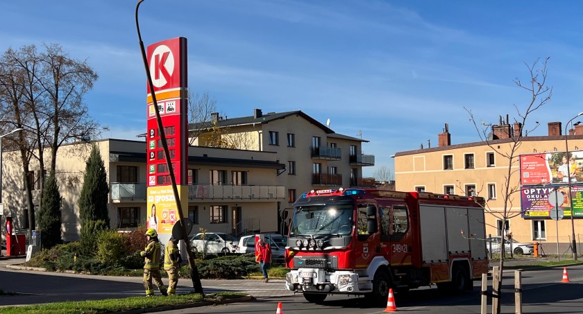 Latarnia wisi nad jezdnią. Strażacy kierują ruchem