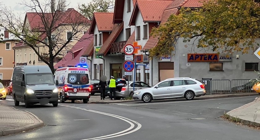 Sobieszów: 19-latek potrącił pieszą. Z licznymi obrażeniami trafiła do szpitala