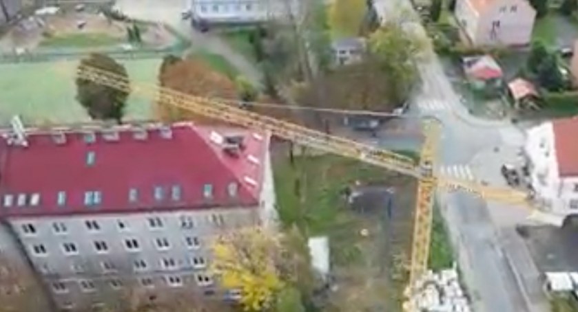 Budowlany żuraw od kilku lat niepokoi mieszkańców