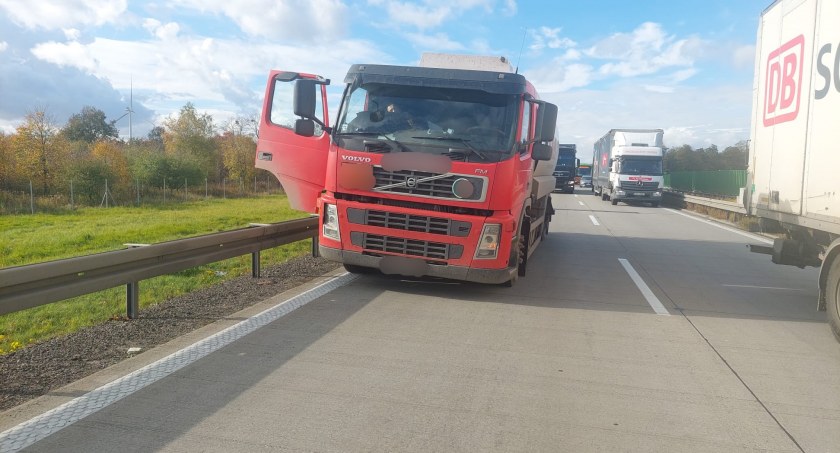 Cysterna pogubiła koła na autostradzie. Utrudnienia na A4