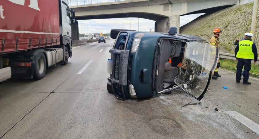 Kolejne zderzenie na A4. Holowali samochód na lince