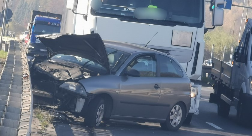 Ciężarówką w osobówkę na alei Jana Pawła. Są utrudnienia
