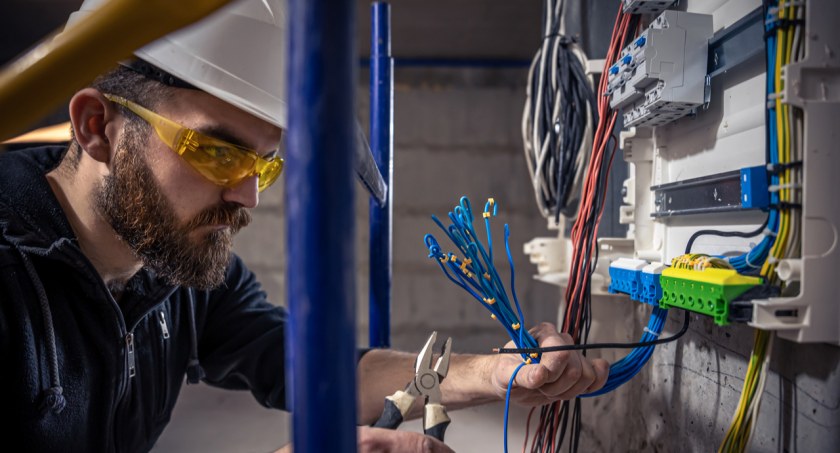 Elektryk Wrocław – podpowiadamy, gdzie szukać ofert całodobowej pomocy