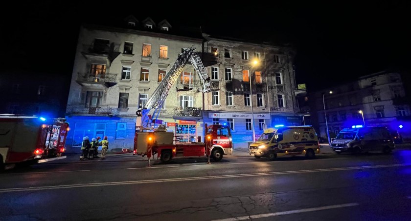 Jelenia Góra - Z budynku oderwał się balkon. Są poszkodowani